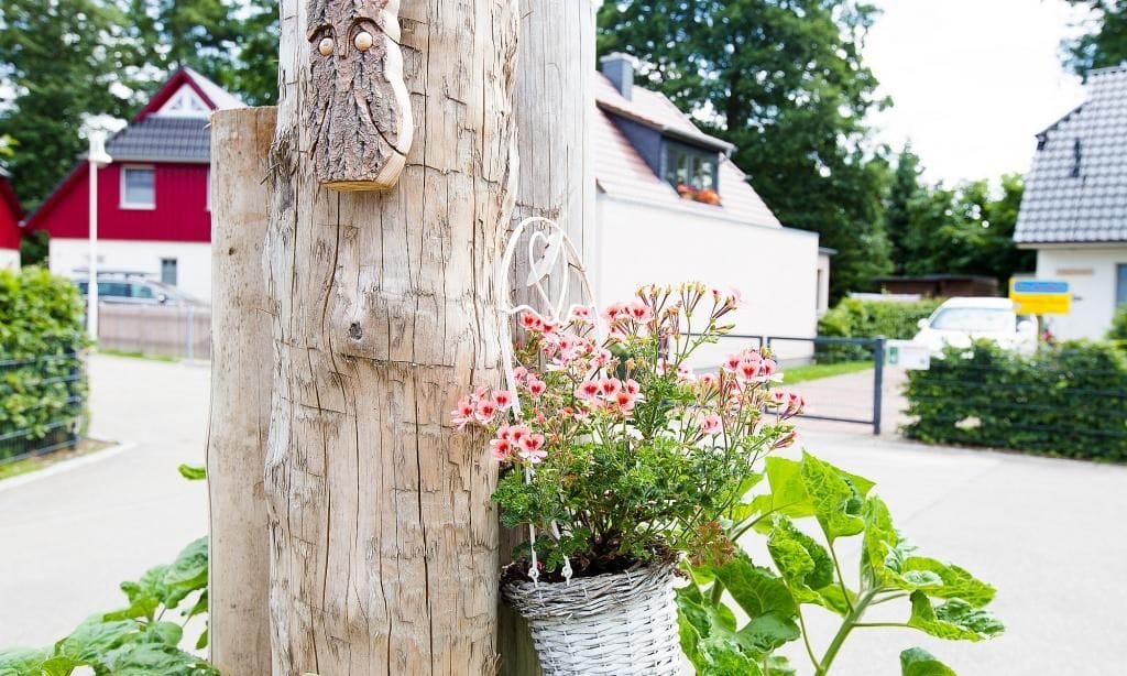 Holzpflanzgefäß mit blühenden Blumen