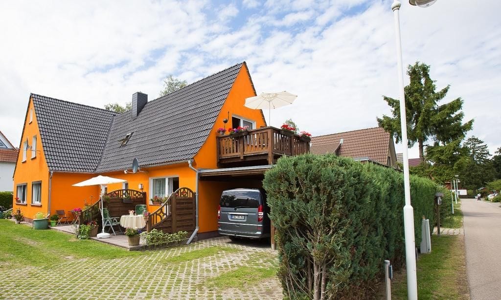 Buntes Ferienhaus mit Balkon im Garten