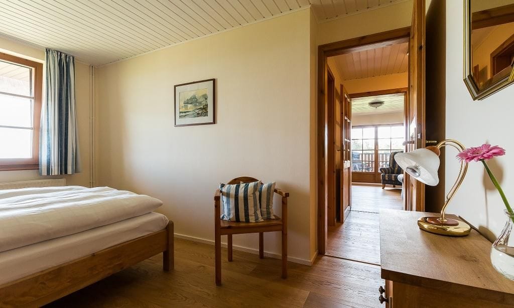 Schlafzimmer mit Bett und Stuhl