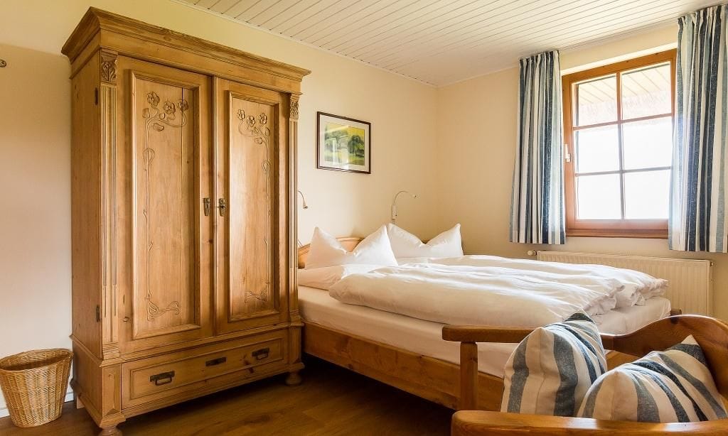 Schlafzimmer mit große Bett und Holzmöbeln