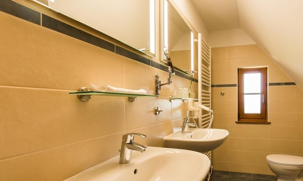 Modernes Badezimmer mit Waschbecken und Fenster