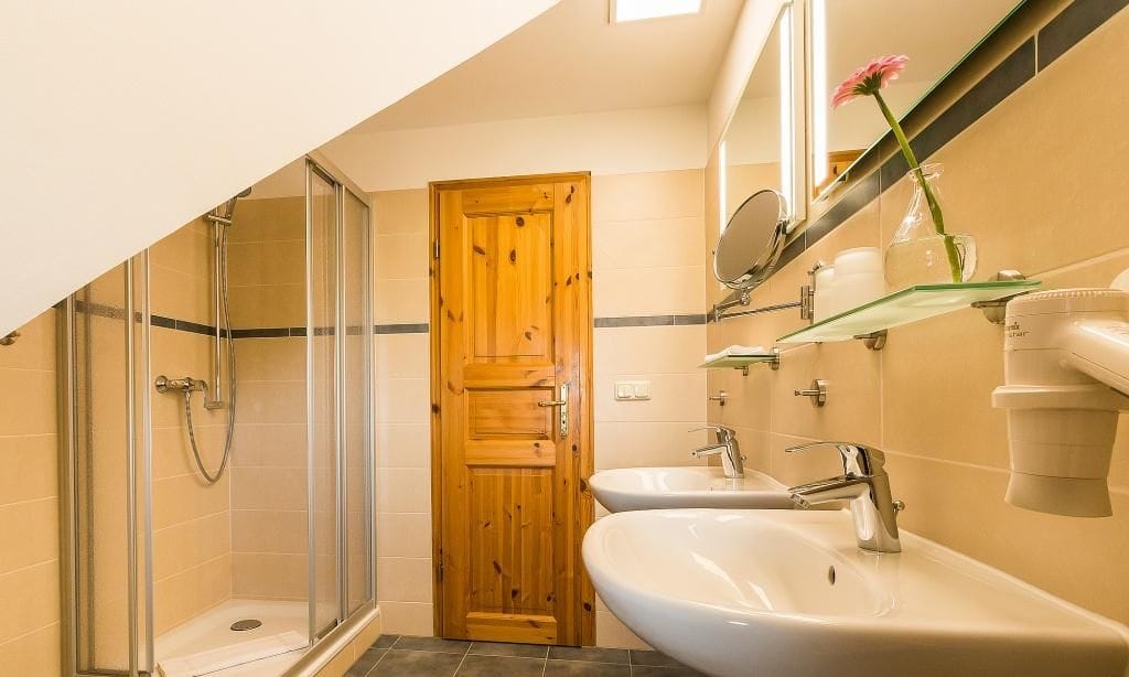 Modernes Badezimmer mit Glasdusche und zwei Waschbecken