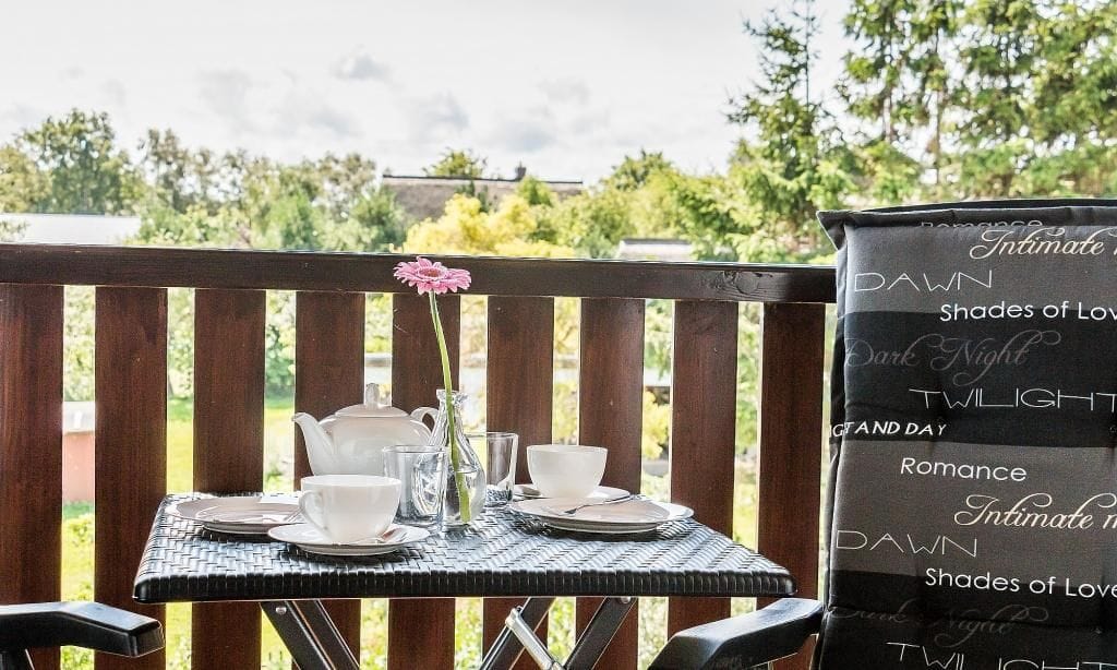 Balkon mit Teeservice und Blick in die Natur