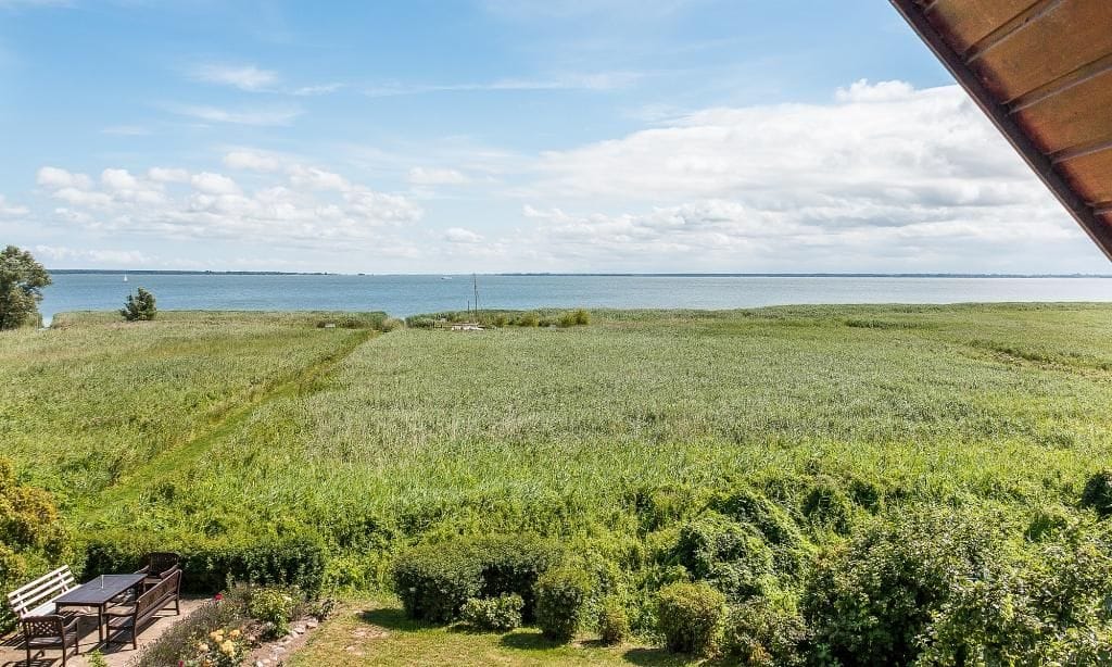 Blick auf das Meer und Grasland