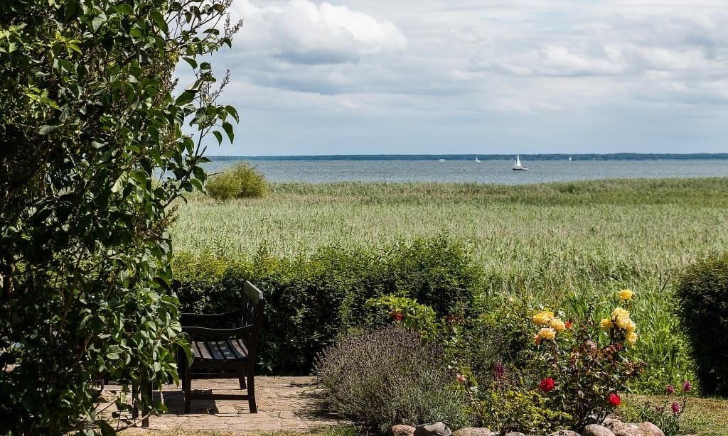 Blick auf den Strand mit Segelbooten