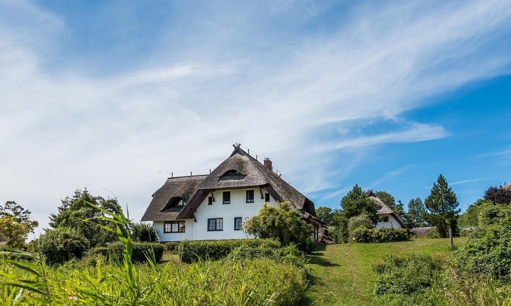 Außenansicht eines Ferienhauses mit Garten