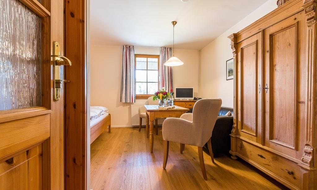 Schlafzimmer mit Holzmöbeln und Tisch