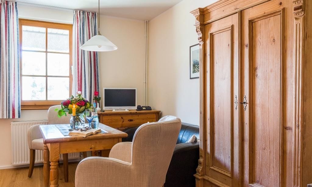 Gemütliches Wohnzimmer mit Holzdetails