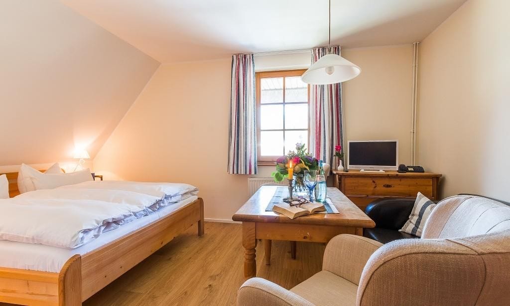 Schlafzimmer mit Doppelbett und Schreibtisch