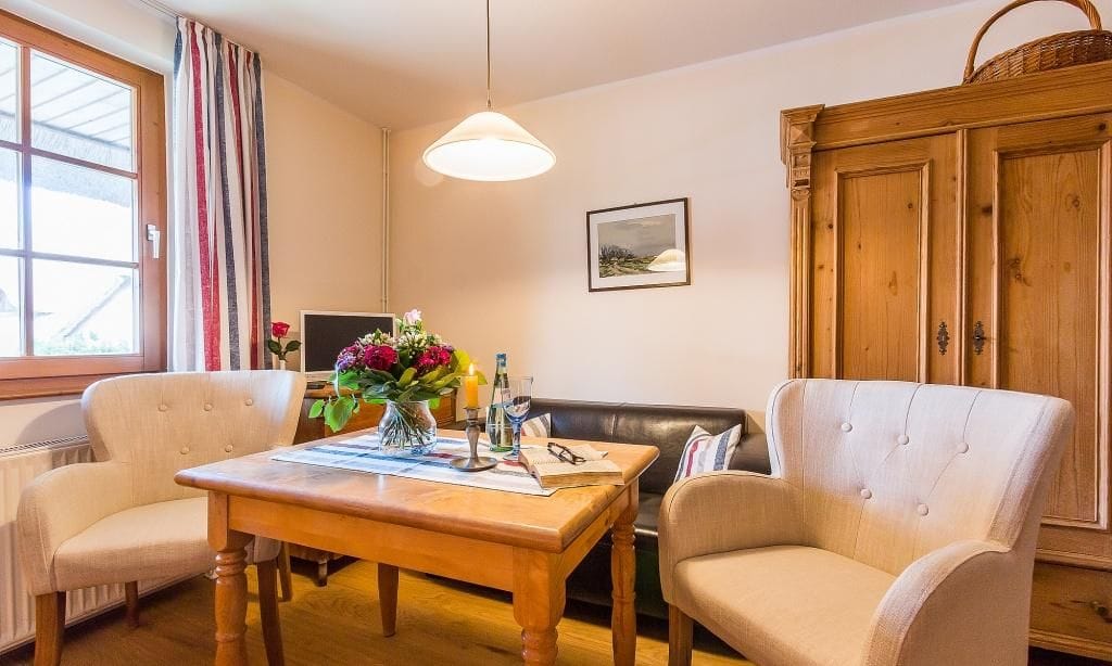 Helles Wohnzimmer mit Tisch und Sessel