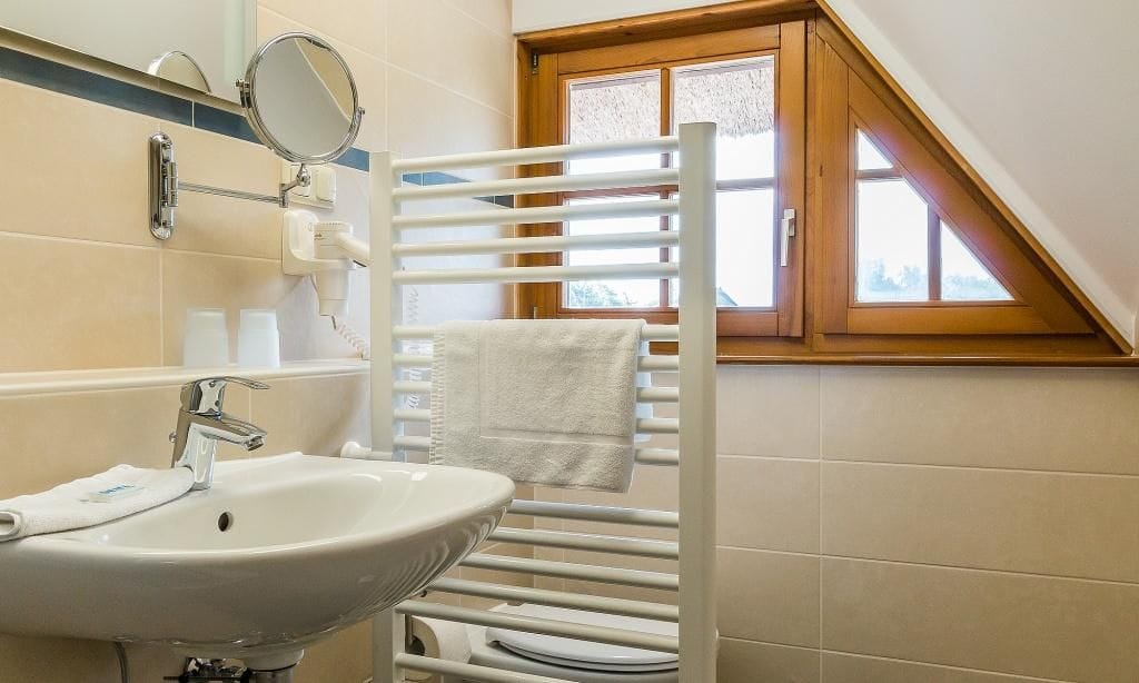 Modernes Badezimmer mit Waschtisch