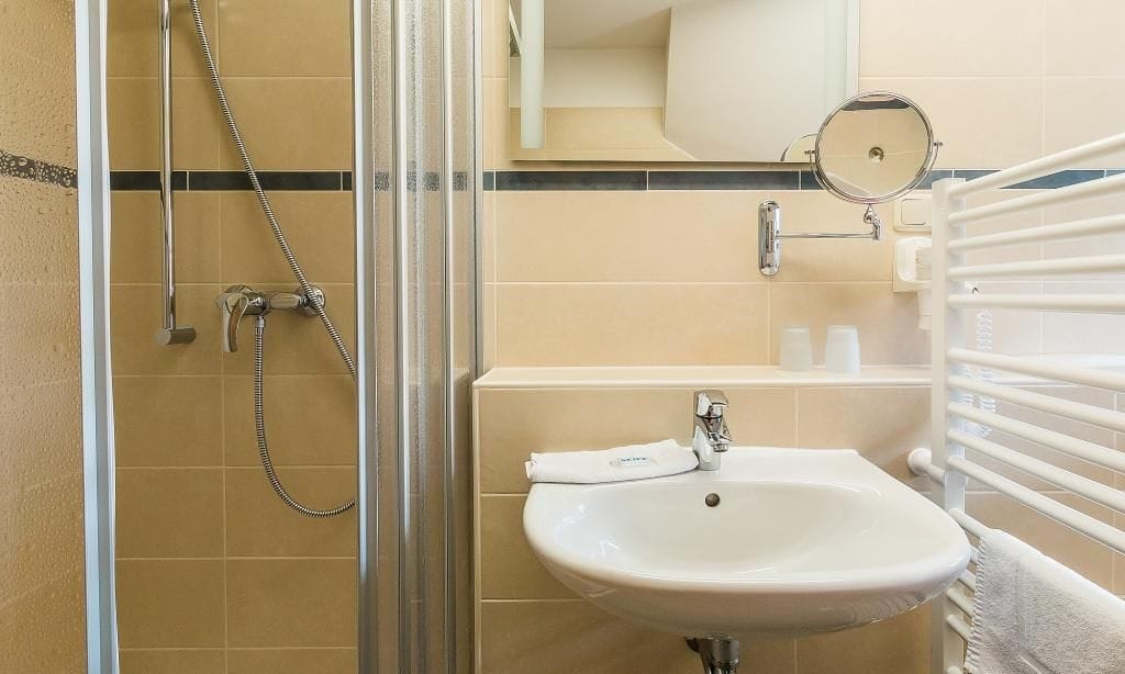 Modernes Badezimmer mit Dusche und Waschbecken