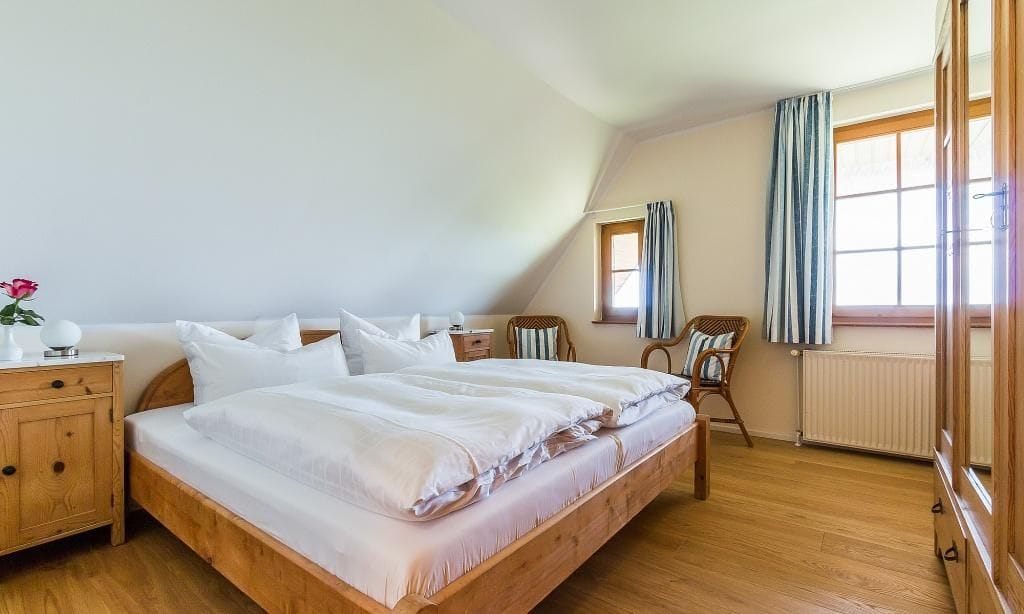 Gemütliches Schlafzimmer mit Doppelbett und Fenster