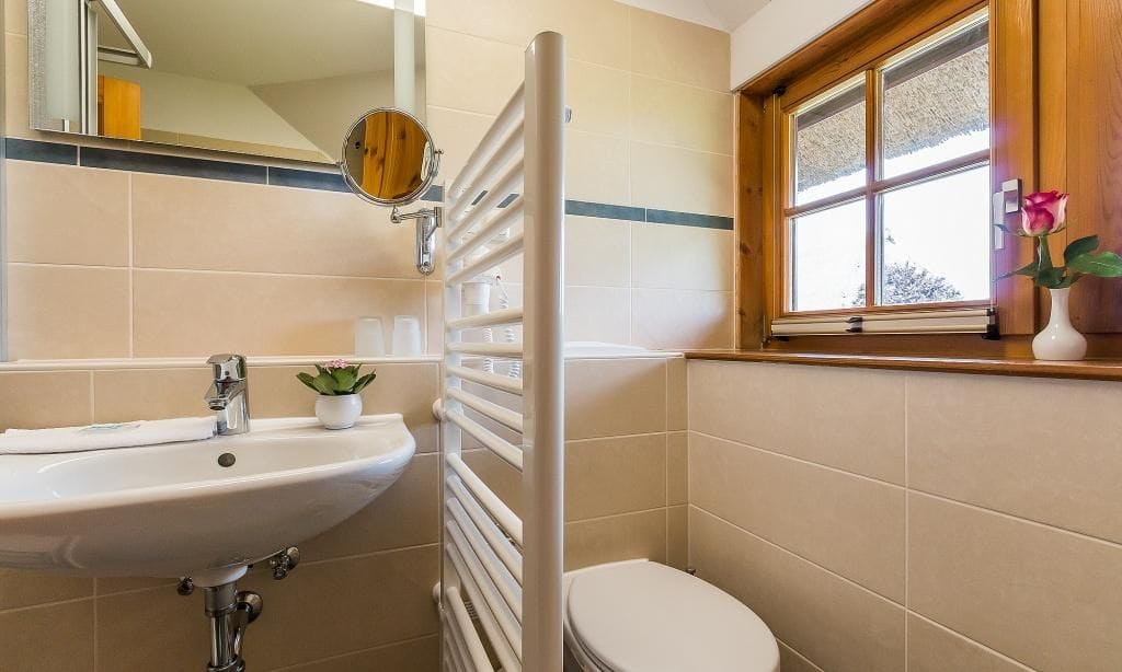 Helles Badezimmer mit Waschbecken und WC