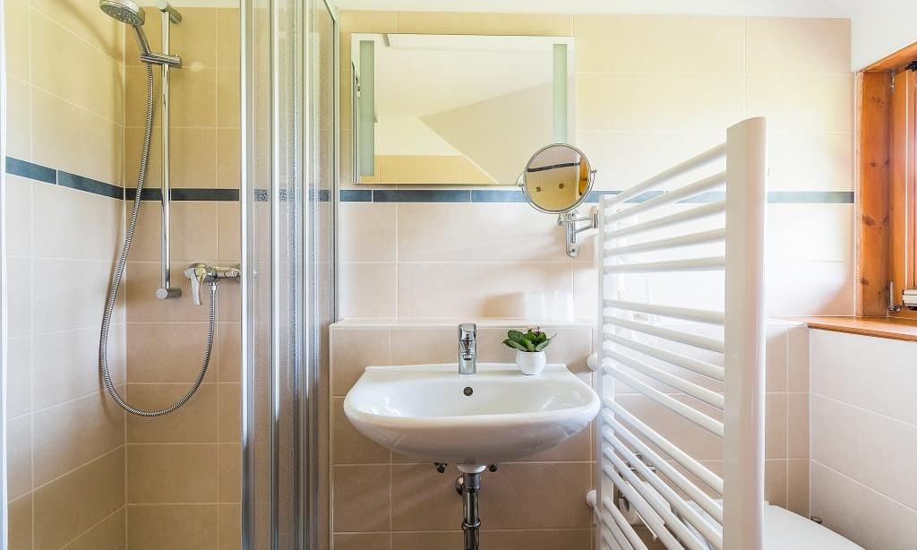 Modernes Badezimmer mit Dusche und Waschbecken