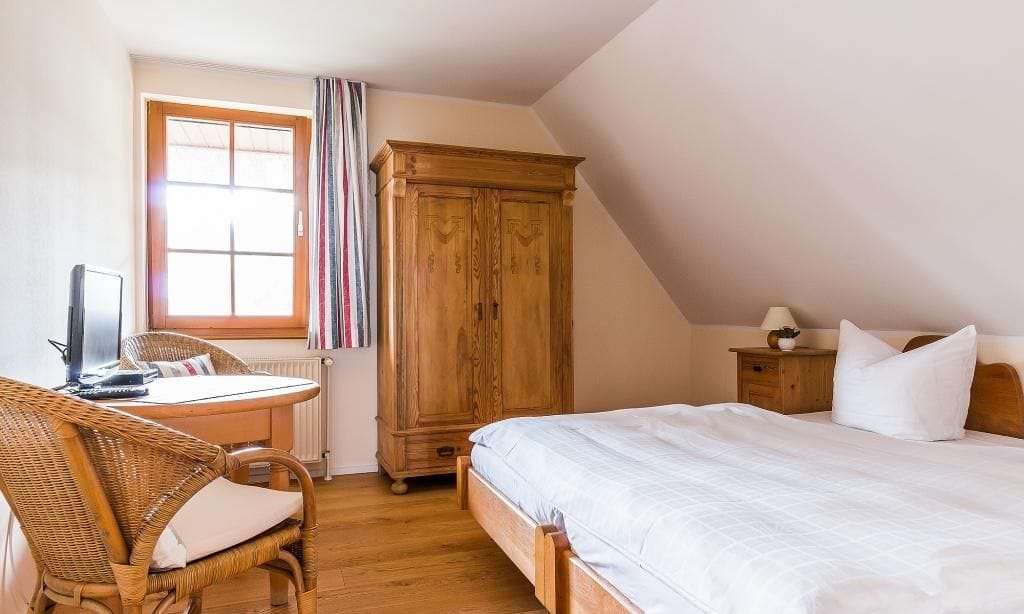 Gemütliches Schlafzimmer mit Holzschrank und Schreibtisch