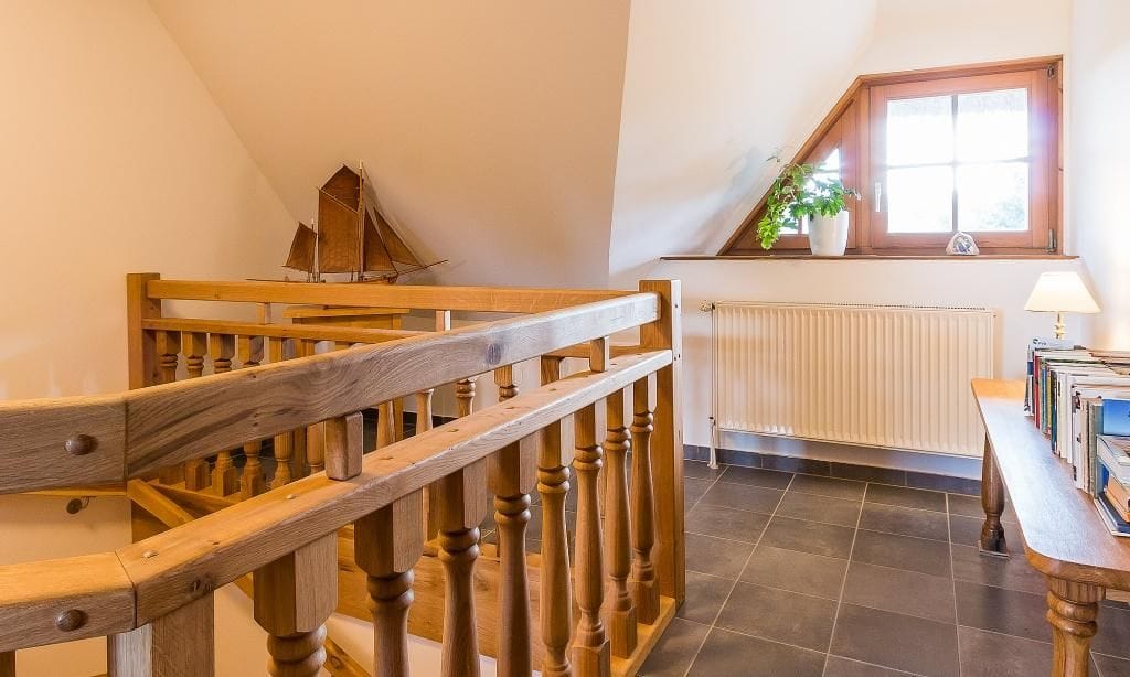 Heller Flur mit Holzgeländer
