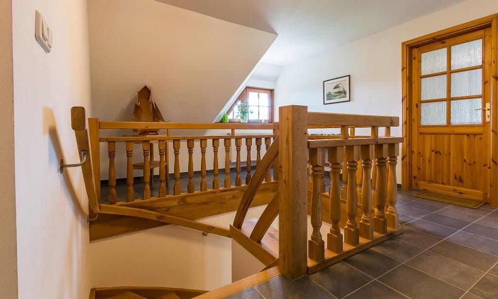 Hausflur mit Holzgeländer