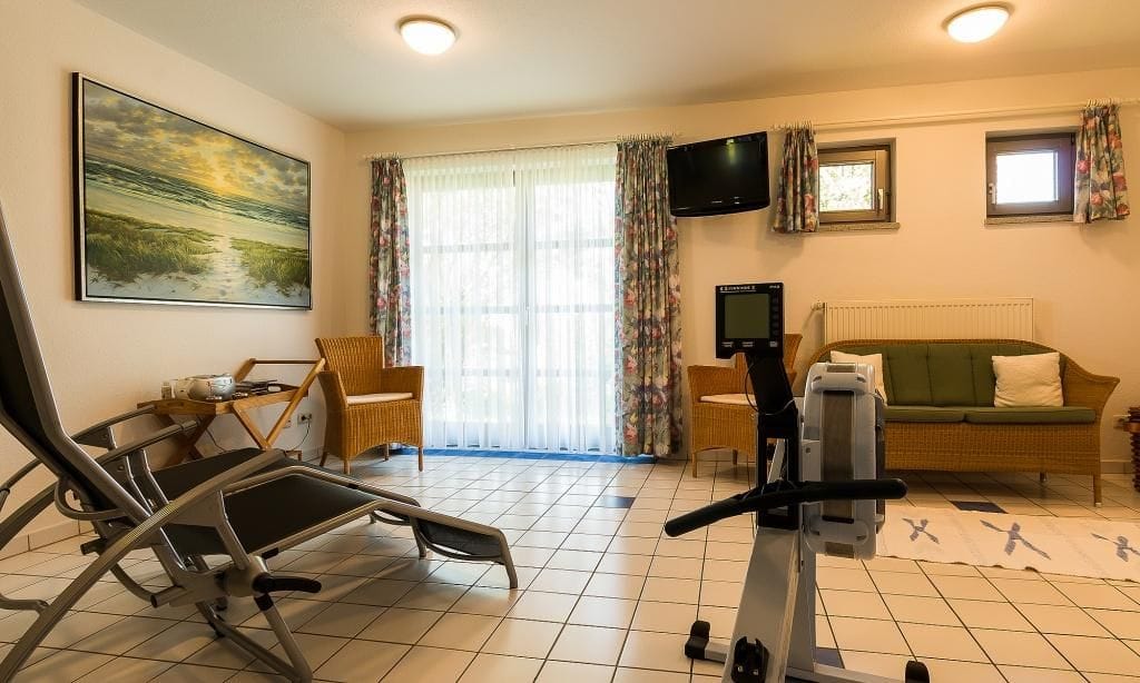 Wellnessbereich mit Liegen und Sitzecke