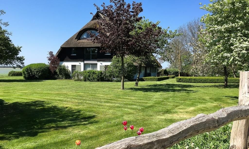 Außenansicht eines Landhauses mit Garten