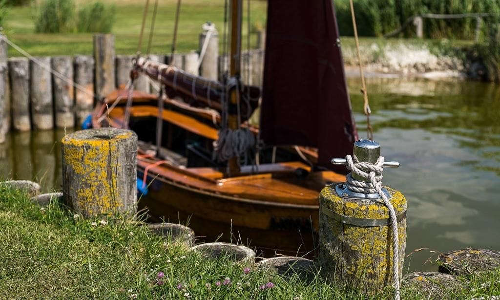 Boot am Steg mit Holzpfosten