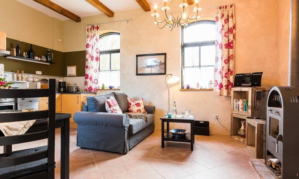Gemütliches Wohnzimmer mit Sofa und Esstisch