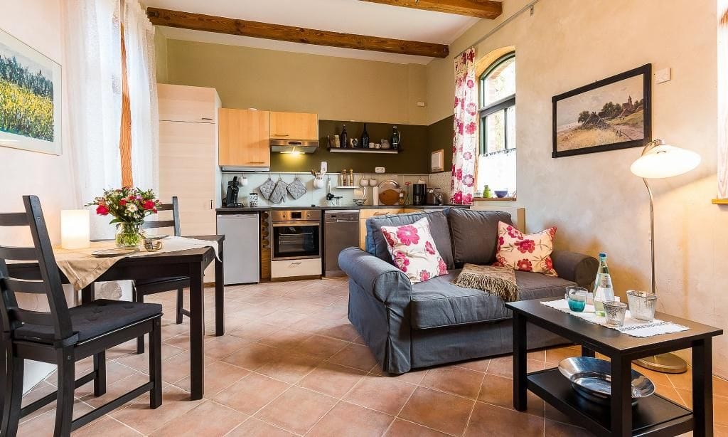 Einladendes Wohnzimmer mit Sofa und Küche