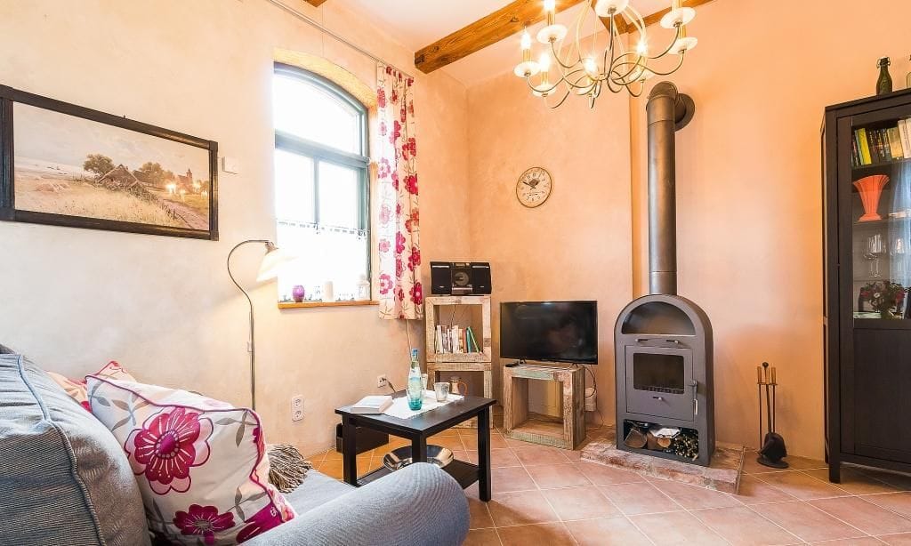 Gemütliches Wohnzimmer mit Sofa und Kamin
