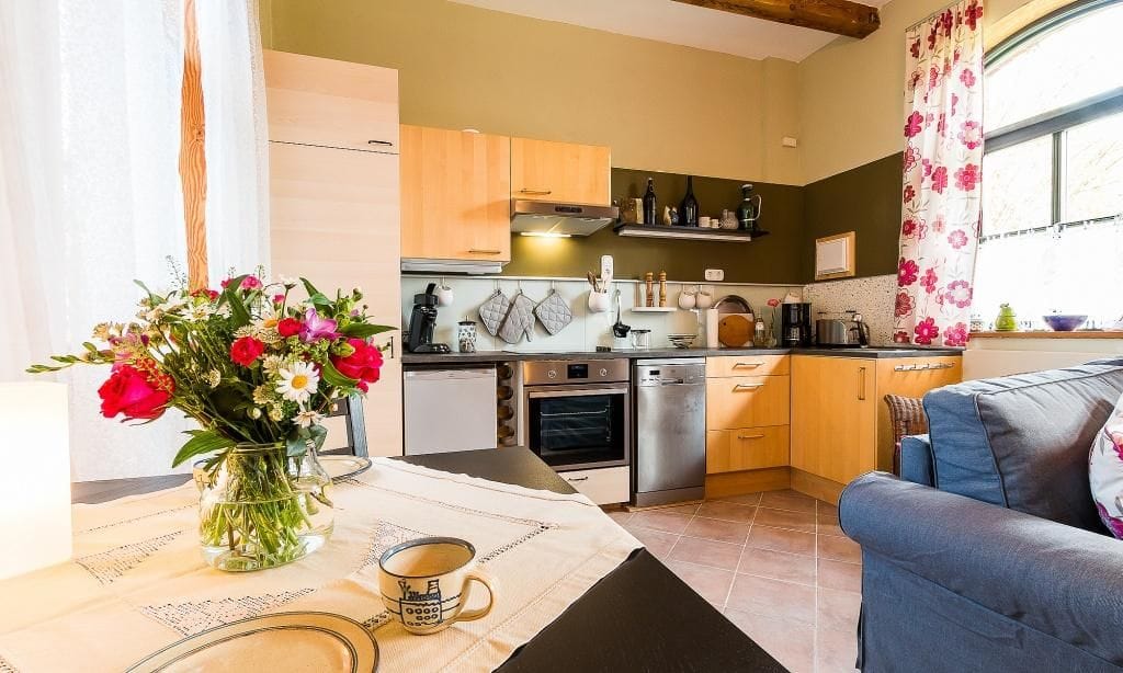 Moderne Küche mit Holz- und Edelstahl-Ausstattung
