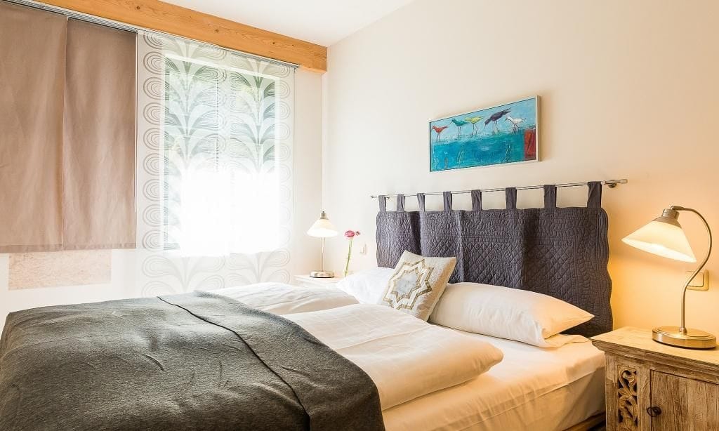 Schlafzimmer mit Doppelbett und Lampe