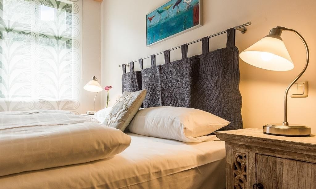 Gemütliches Schlafzimmer mit modernen Akzenten