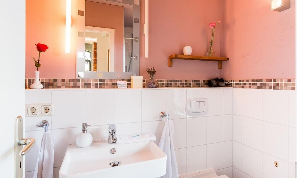 Modernes Badezimmer mit Waschbecken und Spiegel
