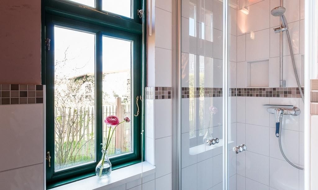 Modernes Badezimmer mit Dusche und Fenster