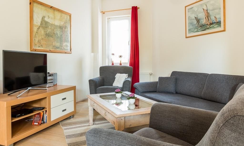 Einladendes Wohnzimmer mit Sofa und Fernseher