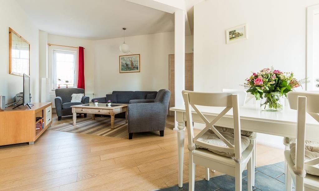 Helles Wohnzimmer mit Sofa und Fernseher
