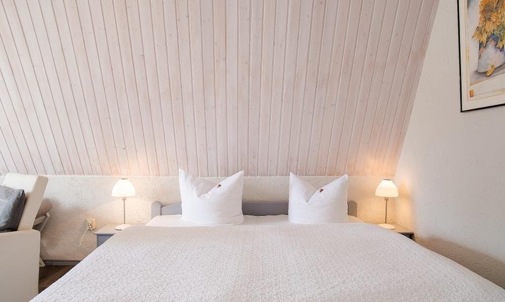 Stilvolles Schlafzimmer mit Doppelbett und Nachttischen