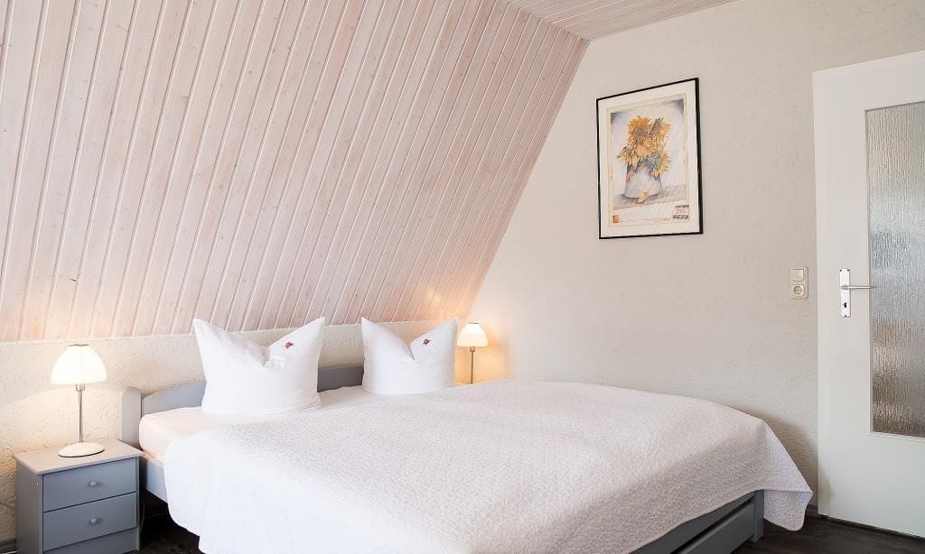 Helles Schlafzimmer mit Doppelbett und Nachttischlampen