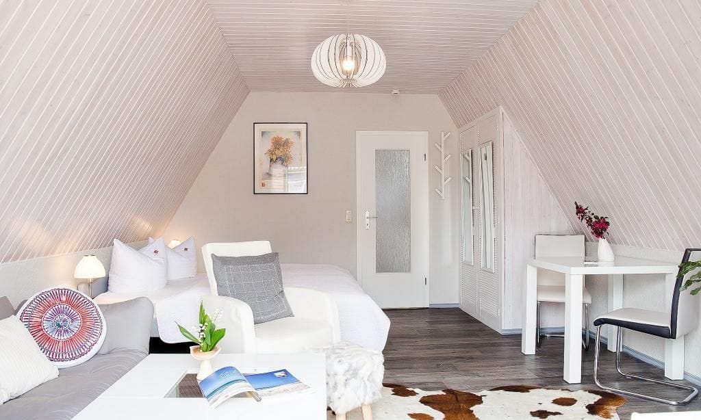 Helles Schlafzimmer mit zwei Betten und Tisch