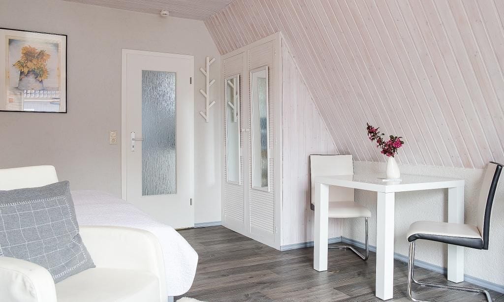 Gemütliches Schlafzimmer mit weißer Einrichtung