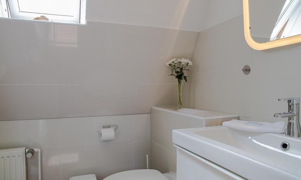 Modernes Badezimmer mit eleganter Einrichtung