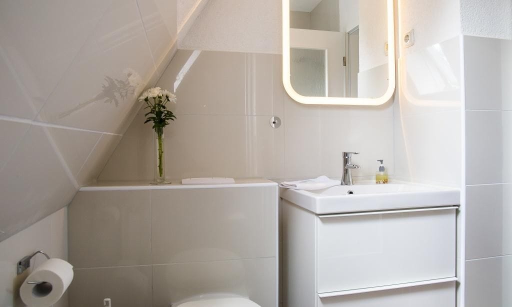 Badezimmer mit modernem Waschbecken und Spiegel