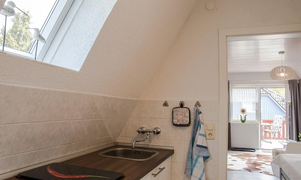 Küche mit Spüle und Fenster