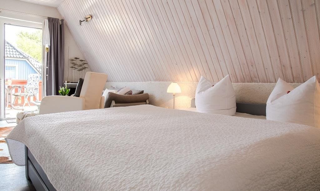 Schlafzimmer mit Doppelbett und Zugang zur Terrasse