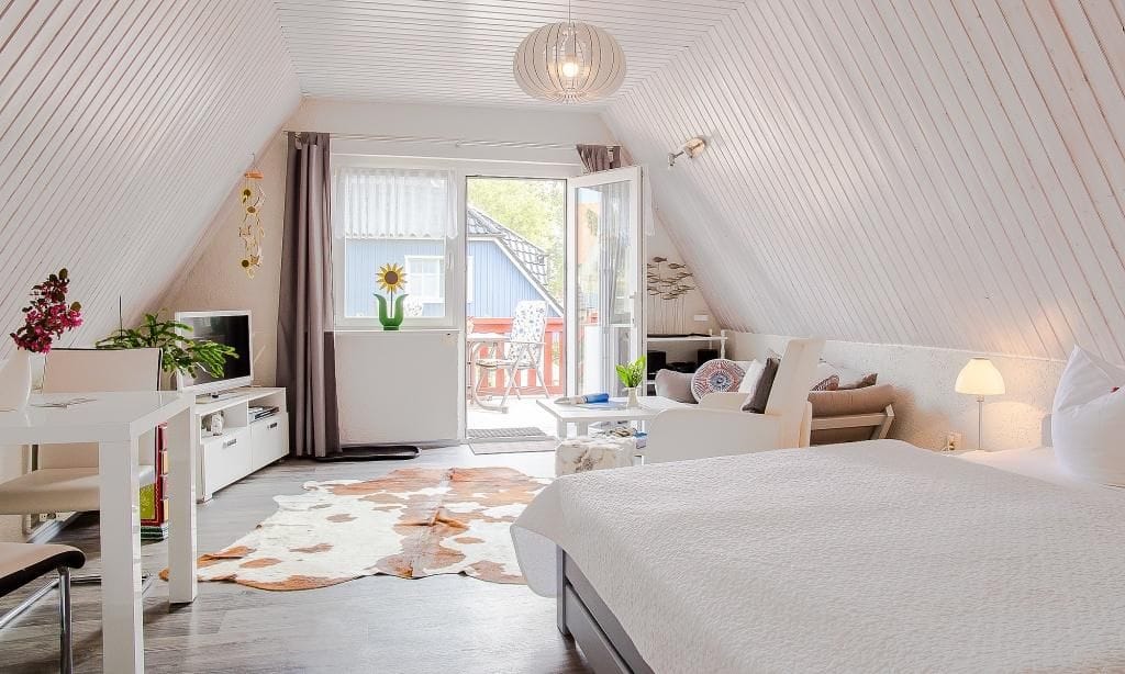 Helles Schlafzimmer mit Zugang zur Terrasse