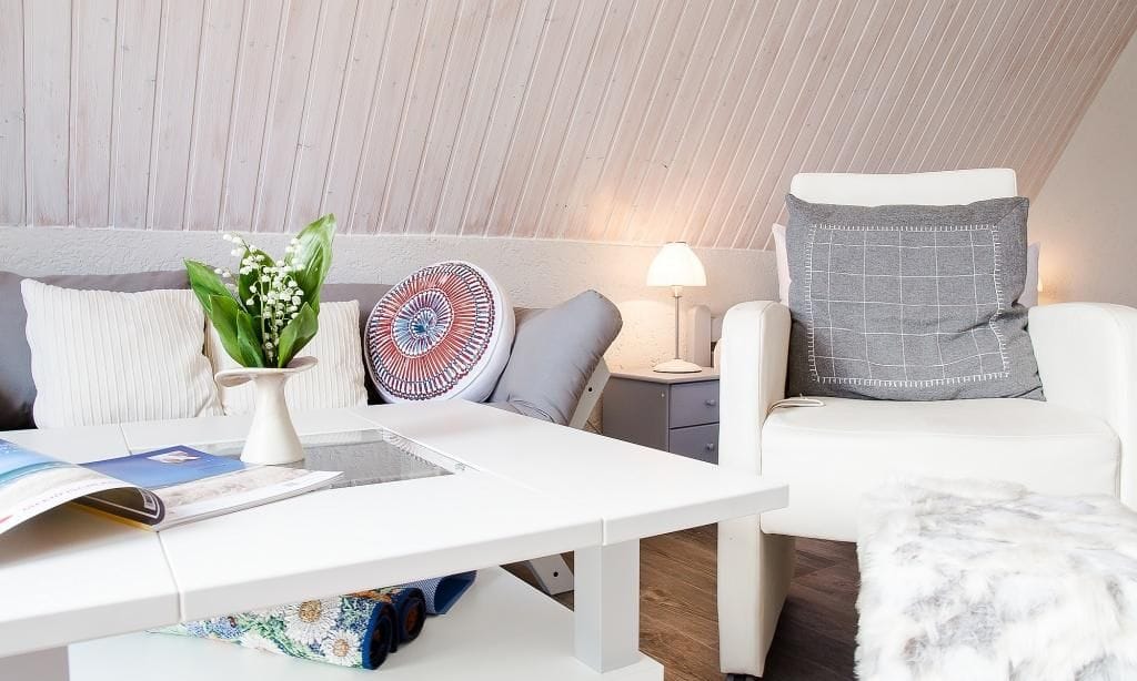 Stilvolles Wohnzimmer mit Sofa und Tisch