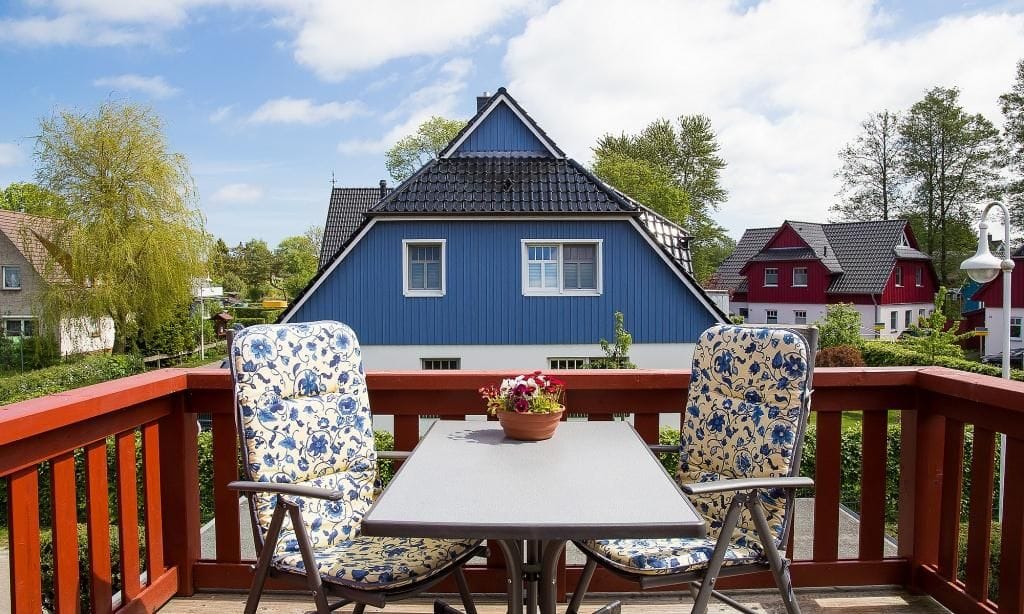 Terrasse mit Tisch und Stühlen