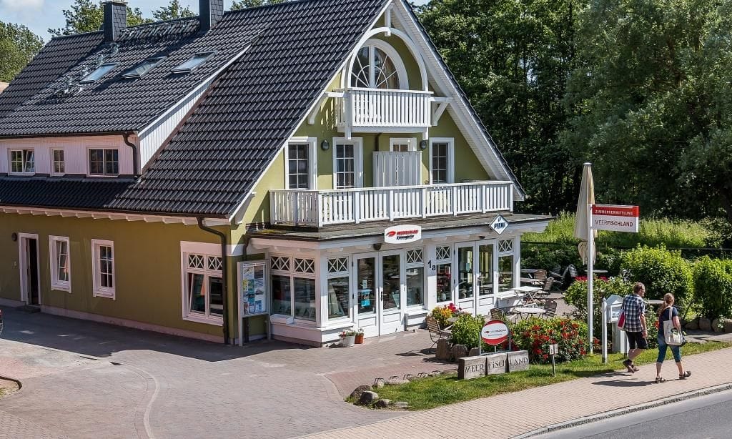Außenansicht eines mehrstöckigen Gebäudes mit Balkon