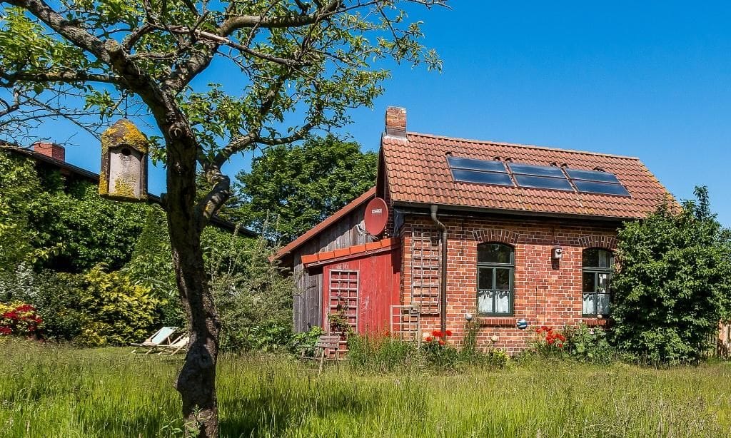 Außenansicht eines charmanten Backsteinhauses