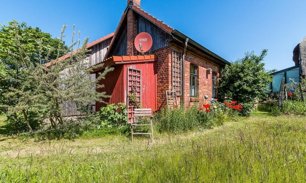 Außenansicht eines roten Ferienhauses