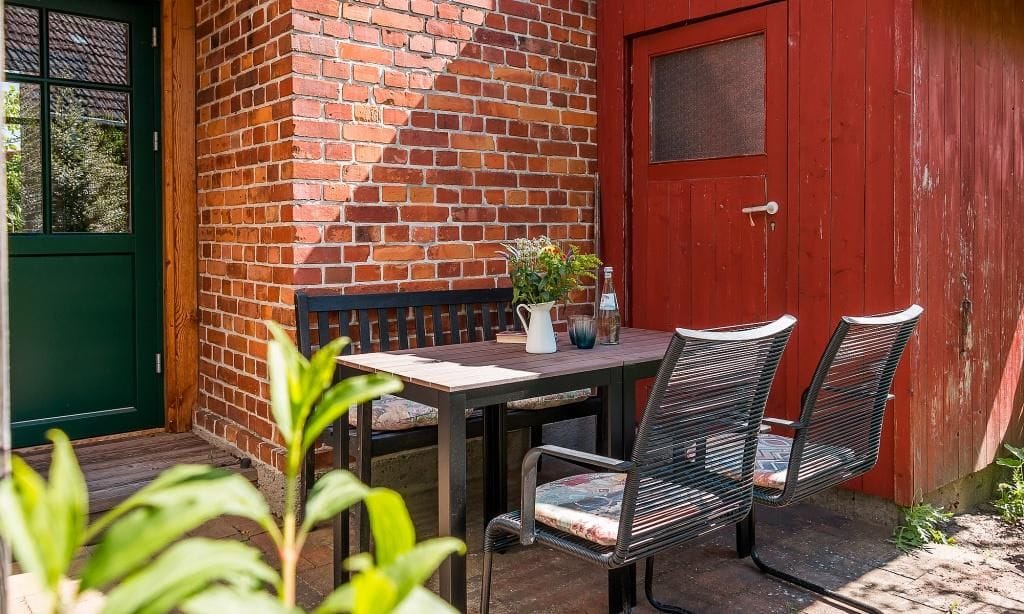 Gemütliche Terrasse mit Tisch und Stühlen
